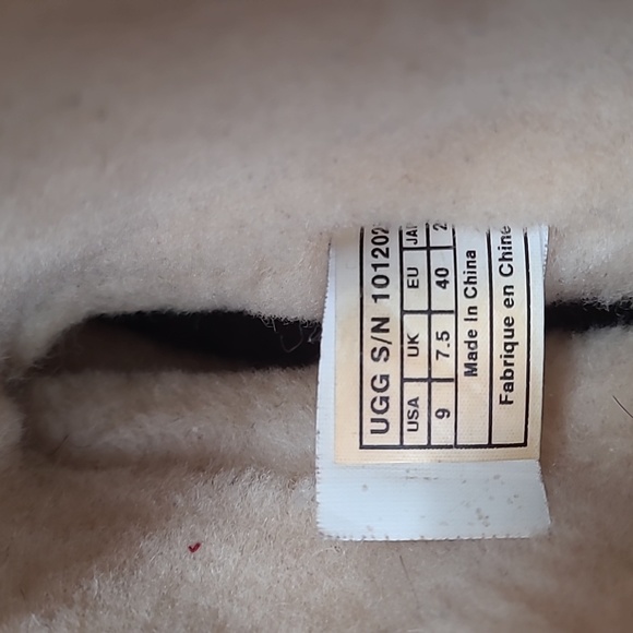 Women's UGG Short Boots - Picture 5 of 8